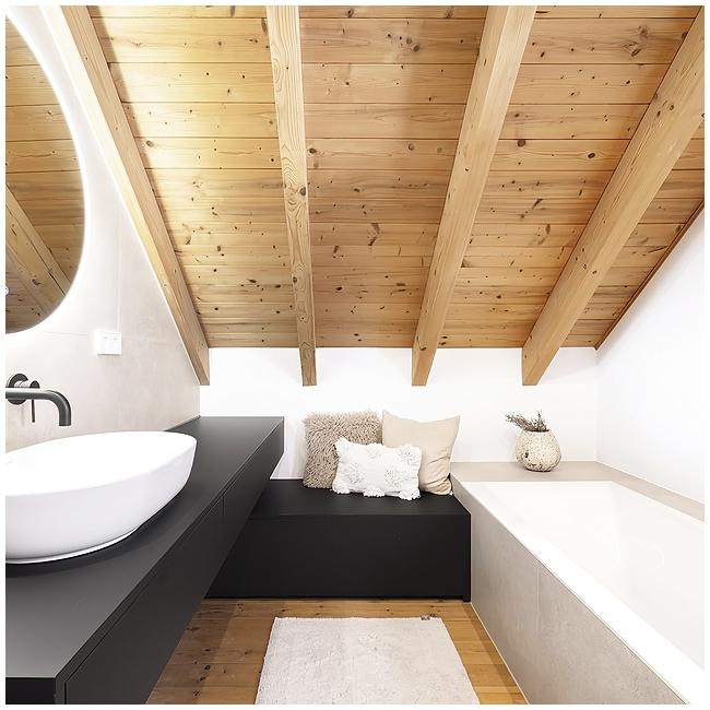 Modernes Baddesign mit einer Holzdecke und Naturstein – exklusive Badsanierung sowie Innenarchitektur durch den Architekten. Das zeitgemäße Baddesign mit Holzdecke und Naturstein ist Teil der exklusiven Badsanierung und Innenarchitektur vom Architekten.